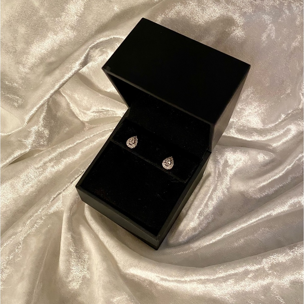 💗 teardrop ZALES diamond earrings 10k karat white gold dainty in box nwt EUC